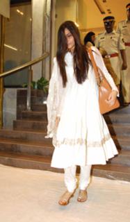 Sonam Kapoor feet photo thumbnail