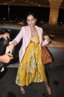 Sonam Kapoor feet photo thumbnail
