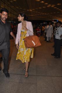 Sonam Kapoor feet photo thumbnail