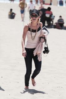 AnnaLynne McCord feet photo thumbnail