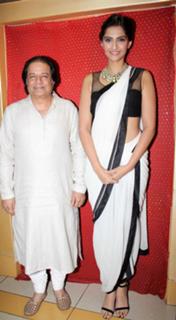 Sonam Kapoor feet photo thumbnail
