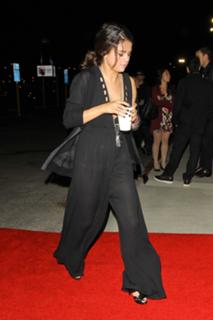 Selena Gomez feet photo thumbnail