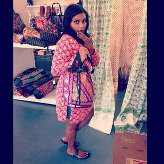 Mindy Kaling feet photo thumbnail