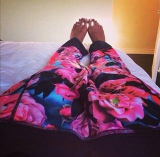 Mindy Kaling feet photo thumbnail