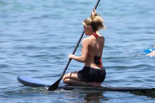 Denise Richards feet photo thumbnail