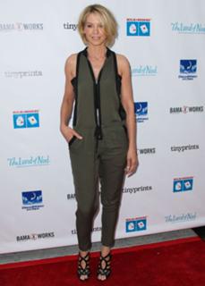 Jenna Elfman feet photo thumbnail