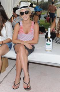 Julianne Hough feet photo thumbnail