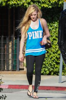 Avril Lavigne feet photo thumbnail