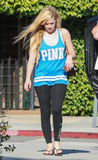 Avril Lavigne feet photo thumbnail