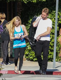 Avril Lavigne feet photo thumbnail