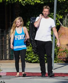 Avril Lavigne feet photo thumbnail