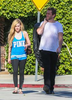 Avril Lavigne feet photo thumbnail