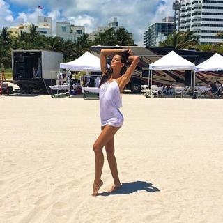 Izabel Goulart feet photo thumbnail
