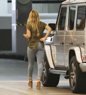 Hilary Duff feet photo thumbnail
