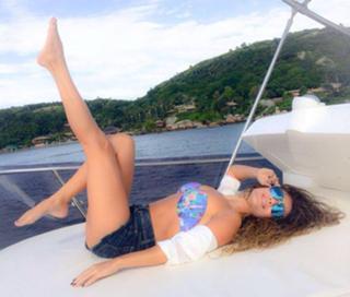 Paula Fernandes feet photo thumbnail