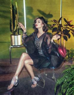 Karlie Kloss feet photo thumbnail