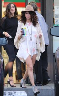 Selena Gomez feet photo thumbnail