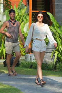 Kendall Jenner feet photo thumbnail