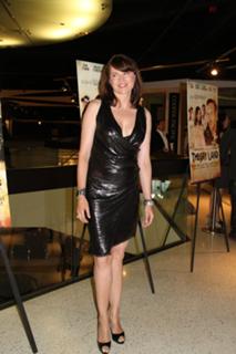 Lucy Lawless feet photo thumbnail