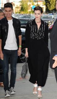 Anne Hathaway feet photo thumbnail