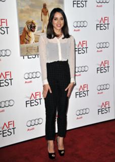 Aubrey Plaza feet photo thumbnail