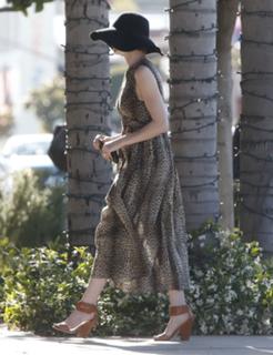 Anne Hathaway feet photo thumbnail