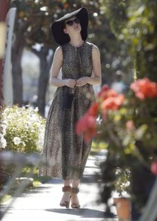 Anne Hathaway feet photo thumbnail