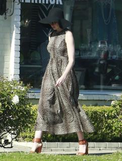 Anne Hathaway feet photo thumbnail