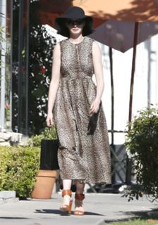 Anne Hathaway feet photo thumbnail