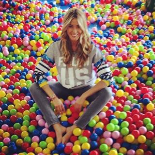 Elena Santarelli feet photo thumbnail