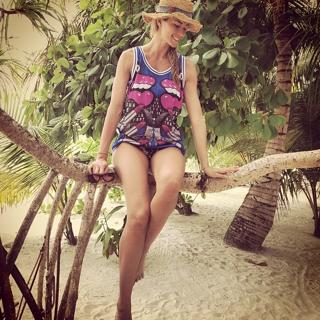 Elena Santarelli feet photo thumbnail