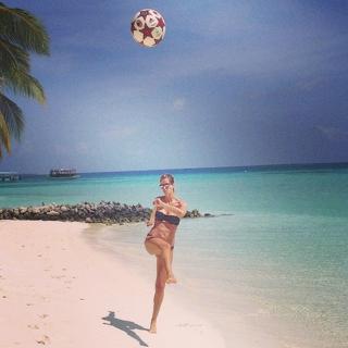 Elena Santarelli feet photo thumbnail