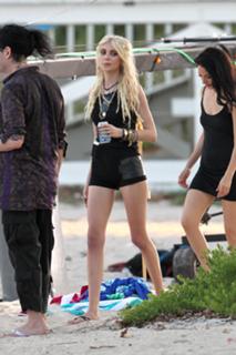 Taylor Momsen feet photo 4