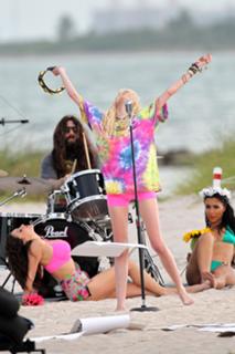 Taylor Momsen feet photo 5