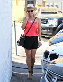 Reese Witherspoon feet photo thumbnail