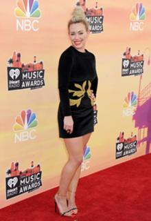 Hilary Duff feet photo thumbnail