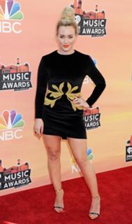 Hilary Duff feet photo thumbnail