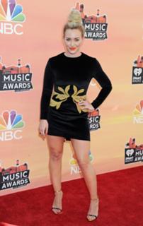 Hilary Duff feet photo thumbnail