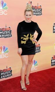Hilary Duff feet photo thumbnail