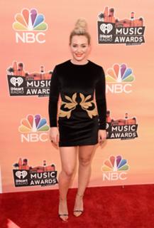Hilary Duff feet photo thumbnail