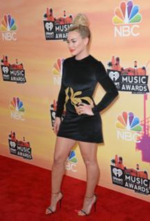 Hilary Duff feet photo thumbnail