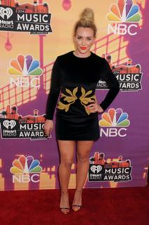 Hilary Duff feet photo thumbnail