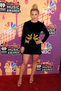 Hilary Duff feet photo thumbnail