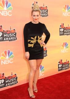 Hilary Duff feet photo thumbnail