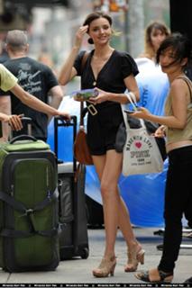 Miranda Kerr feet photo thumbnail