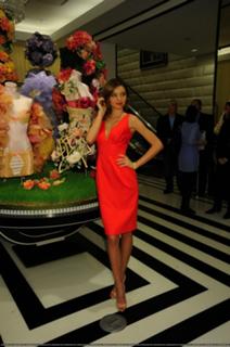 Miranda Kerr feet photo thumbnail