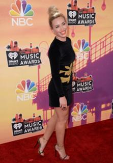 Hilary Duff feet photo thumbnail
