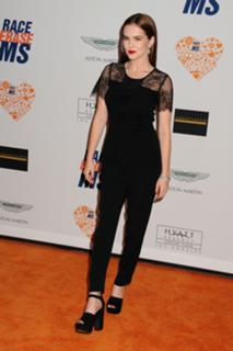 Zoey Deutch feet photo thumbnail