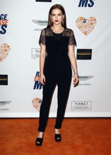 Zoey Deutch feet photo thumbnail