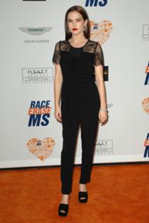 Zoey Deutch feet photo thumbnail